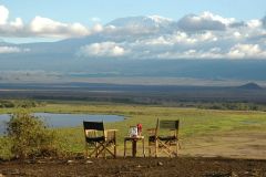 sundowner-overlooking-mt