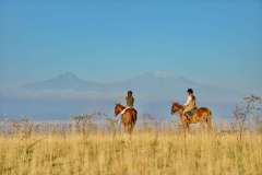 Campi-ya-kanzi-riding-in-front-of-mt