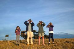 cottars-safaris-family-safari-family-looking-through-binoculars