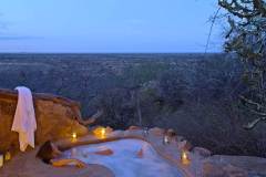 Elsa-s-Honeymoon-Cottage-outdoor-bath