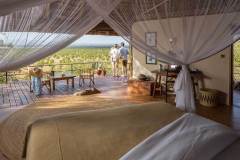 Elsa-s-Kopje-accommodation-family-cottage-master-bedroom