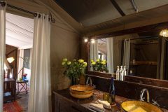 Kicheche-Laikipia-family-suite-bathroom-1024x576