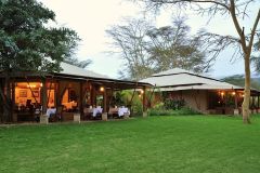 dining-tent-at-lake-elmenteita