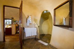 Lewa-house-open-door-shower