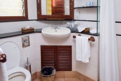 Mara-Serena-Safari-Lodge-bathroom