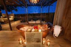 64e8b5e0a1b6b8f2fc65111d_Night-bath-at-Mara-lodge