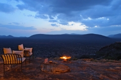 Drinks-by-the-fireside-in-Kudu-House