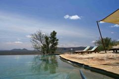 Lower-pool-and-beds