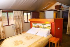 In-room-safe-desk-rollaway-beds-wheelchair-access