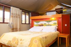 In-room-safe-desk-rollaway-beds-wheelchair-access1