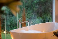 SOLIO-LODGE-Candlelit-bath-1